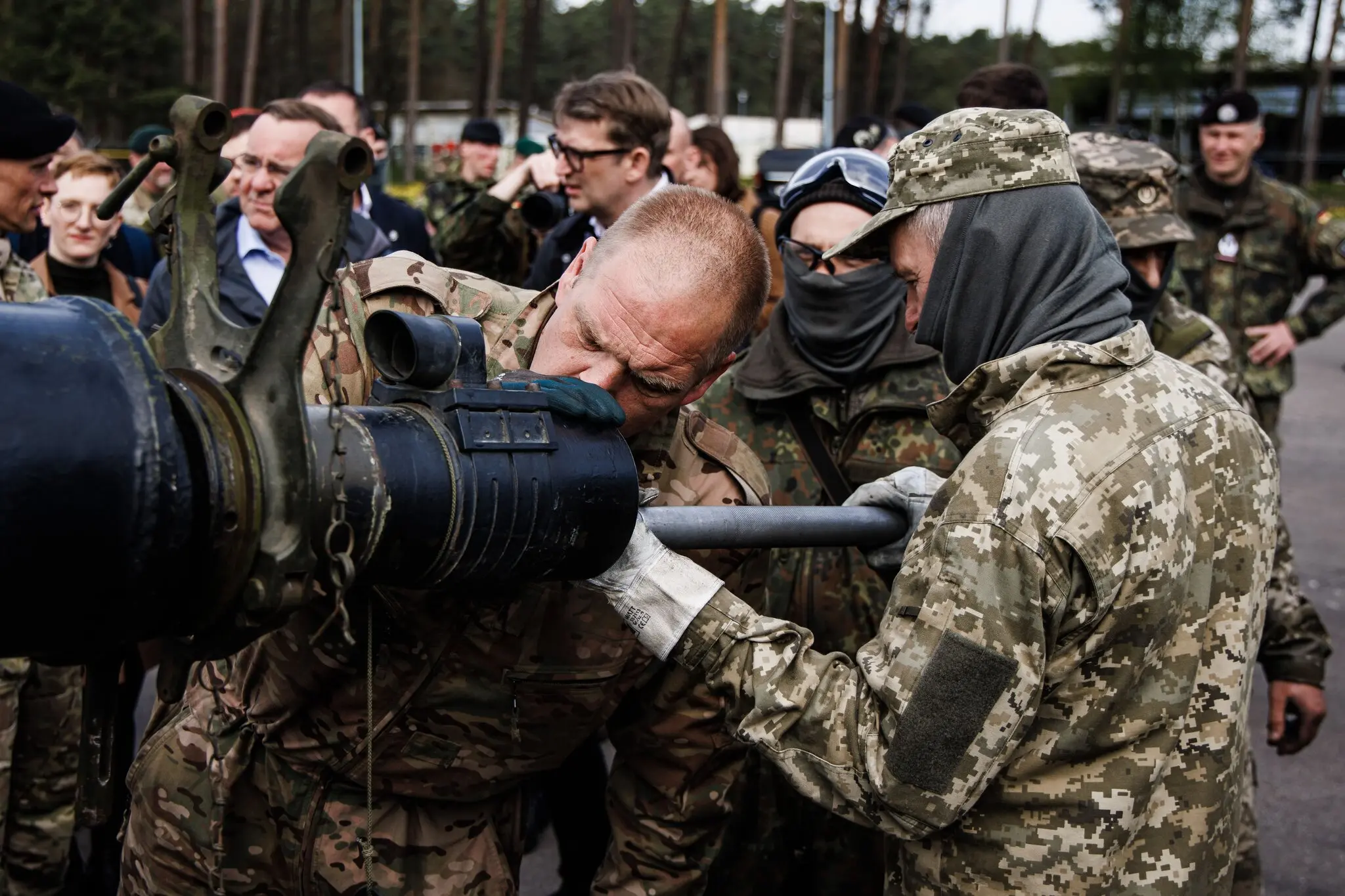 Українські військові навчаються з обслуговування бойового танка Leopard 1A5.